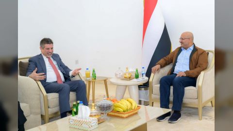 طارق صالح والسفير الأمريكي يناقشان تحديات الحرب والسلام في اليمن