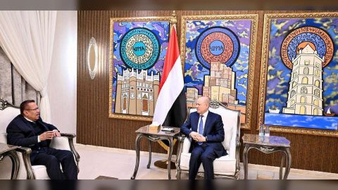 رئيس مجلس القيادة يطلع على الترتيبات الجارية لانعقاد مجلس الشورى