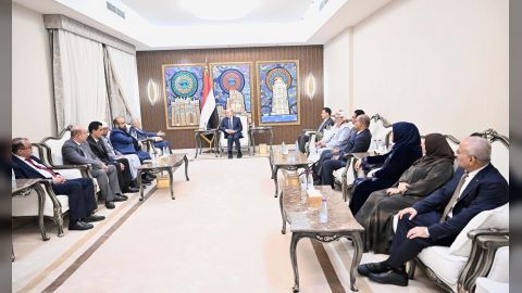 رئيس مجلس القيادة يلتقي الفريق القانوني المساند لمجلس القيادة.