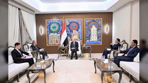 رئيس مجلس القيادة يثمن الدور الرائد لجمهورية مصر العربية في تعزيز امن واستقرار المنطقة