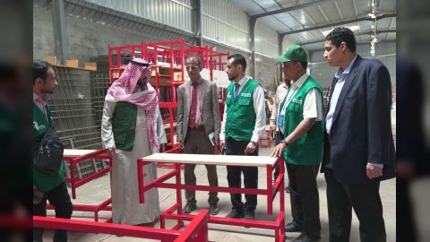 مركز الملك سلمان ومؤسسة يماني تدشنان عملية توزيع مقاعد مدرسية ومستلزمات تعليمية لست محافظات