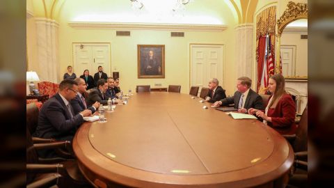 رئيس الوزراء يلتقي رئيس لجنة العلاقات الخارجية بمجلس الشيوخ الأمريكي