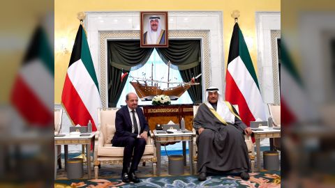 ولي عهد الكويت يستقبل وزير الخارجية اليمني لبحث التعاون الثنائي وتعزيز الاستقرار في اليمن