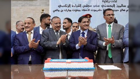 عضو مجلس القيادة البحسني يدشن استئناف الرحلات الجوية بين مطاري الريان والقاهرة