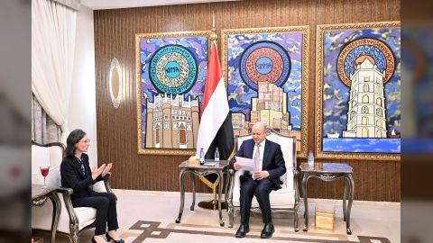 رئيس مجلس القيادة يتسلم دعوة من الرئيس الفرنسي ايمانويل ماكرون