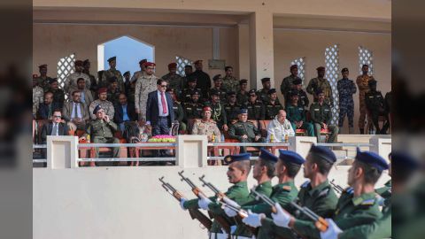 البحسني يدشن الفصل الدراسي الثاني بكلية الشرطة بحضرموت ويفتتح أطول برج فندقي في المكلا