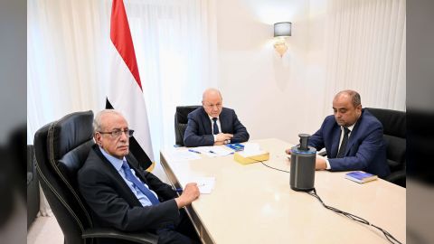 رئيس مجلس القيادة يعقد اجتماعا برئيس الوزراء والمسؤولين المعنيين بالشأن الاقتصادي والخدمي