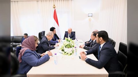 رئيس مجلس القيادة يؤكد مسؤولية الدولة للوفاء بالتزاماتها الاقتصادية والخدمية