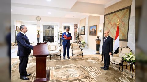 سفير اليمن لدى جمهورية المانيا الاتحادية يؤدي اليمين الدستورية امام رئيس مجلس القيادة الرئاسي