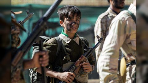 تحالف حقوقي يؤكد استمرار الحوثيين في تجنيد الأطفال باليمن