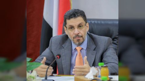 رئيس الوزراء يوجّه السلطات المحلية بالمحافظات المحررة بمراقبة الوضع التمويني والسعري