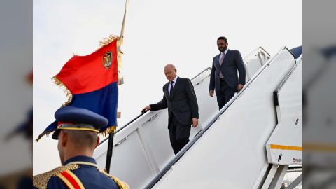 رئيس مجلس القيادة يصل القاهرة للمشاركة في اعمال القمة العربية الطارئة