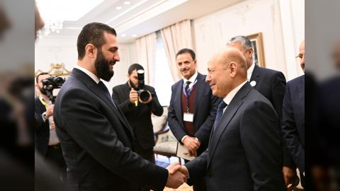 رئيس مجلس القيادة يبحث والرئيس السوري العلاقات الثنائية والتحديات المشتركة