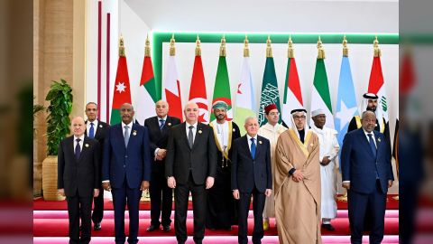 رئيس مجلس القيادة يشارك في الجلسة الافتتاحية للقمة العربية غير العادية