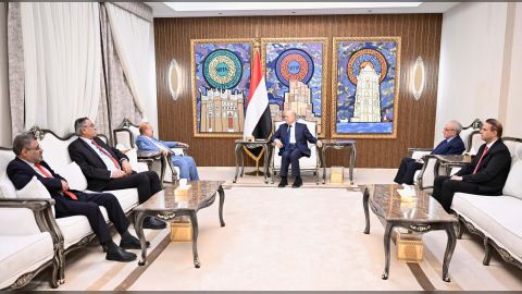 رئيس مجلس القيادة يلتقي رئيس مجلس النواب واعضاء هيئة رئاسة المجلس