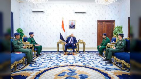 اللواء الزُبيدي يشدد على سرعة تنفيذ مصفوفة قرار تصنيف مليشيا الحوثي كمنظمة إرهابية