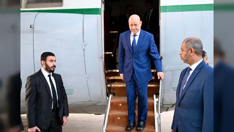 رئيس مجلس القيادة يعود الى العاصمة المؤقتة عدن