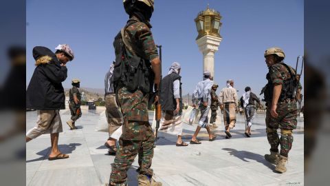 الوفيات في مراكز الاحتجاز الحوثية تثير تساؤلات ملحة حول عمال الإغاثة في اليمن (تحقيق)