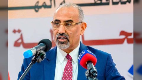 اللواء الزبيدي يعقد لقاء موسعا بقيادة السلطة المحلية والقيادات العسكرية