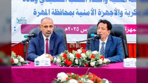 اللواء الزُبيدي يرأس اجتماعًا للسلطة المحلية والقادة العسكريين والأمنيين بمحافظة المهرة