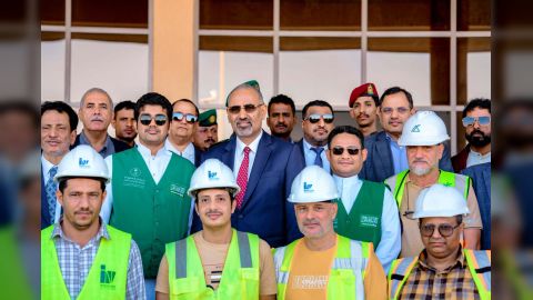 الزُبيدي يتفقد مشروع مدينة الملك سلمان الطبية والتعليمية في المهرة