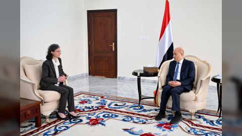 الرئيس العليمي يجدد التأكيد على اهمية التحاق المجتمع الدولي بالإجراءات العقابية ضد المليشيات الارهابية