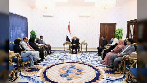 رئيس مجلس القيادة يؤكد التزام الدولة بتقوية المؤسسات الضامنة لحقوق الانسان