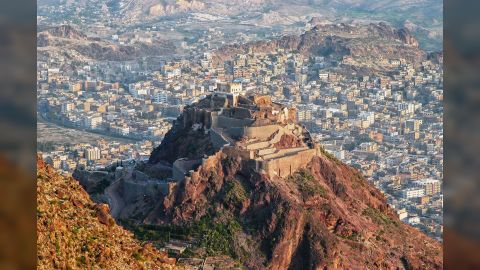 مليشيات الحوثي الإرهابية تستهدف المنفذ الشرقي لمدينة تعز بقذائف الهاون