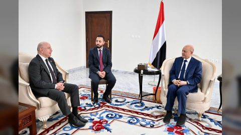 رئيس مجلس القيادة يستقبل السفير التركي