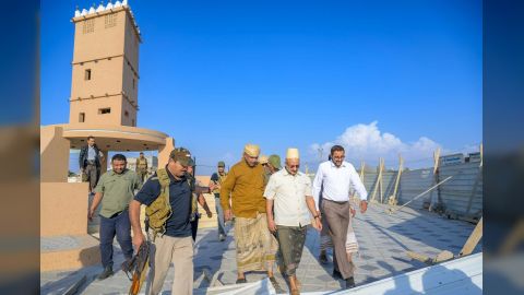 عضو مجلس القيادة طارق صالح يتفقد مدينة حيس ويوجه بتأهيل الشارع الرئيسي