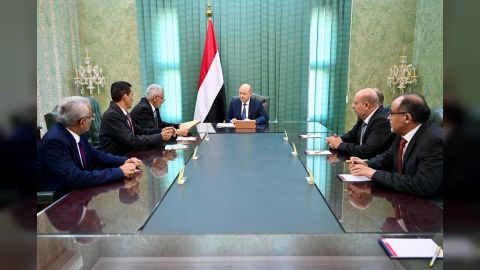 الرئيس العليمي يتسلم مسودة القواعد المنظمة لأعمال المجلس وهيئة التشاور والمصالحة