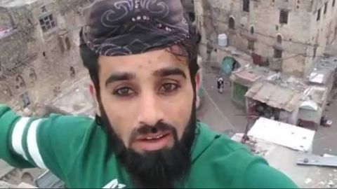 في الذكرى الثانية لاستشهاد... أبناء إب يرفعون صور الشهيد المكحل والمليشيا تنفذ حملة لإزالتها