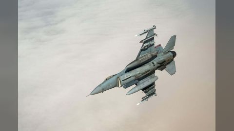 ما هي الأسلحة التي يستخدمها الجيش الأميركي في ضرباته ضد الحوثيين في اليمن؟