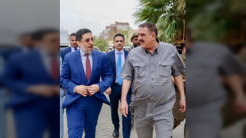 رئيس الوزراء يطلع على سير العمل في أمن عدن ويؤكد على أولوية الملف الأمني