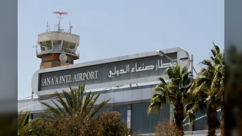 الحوثيون يصادرون إلكترونيات المسافرين عبر مطار صنعاء