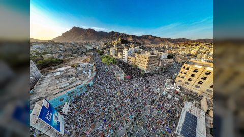 اليمن... عشرات الآلاف يؤدون صلاة عيد الفطر في ساحة الحرية بتعز