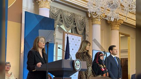 وزارة الخارجية الامريكية تكرم الناشطة امة السلام الحاج بجائزة المرأة الشجاعة