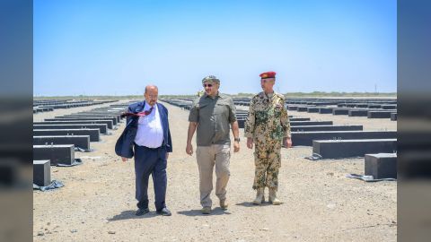 طارق صالح ورئيس مجلس النواب يتفقدان مشروع محطة الطاقة الشمسية الإضافية في المخا