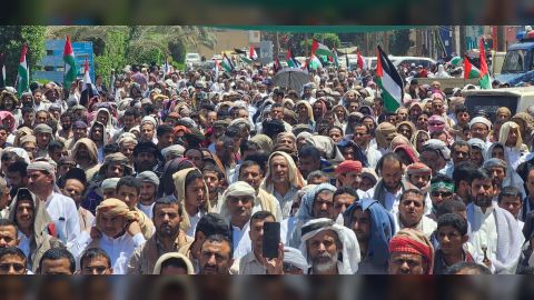 الآلاف في مأرب يجددون التضامن مع غزة ويُنددون بالمجازر اليومية بحق المدنيين
