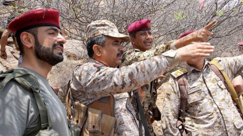 فريق من وزارة الدفاع يتفقد جبهات القتال في الساحل الغربي ويشيد بجاهزية القوات