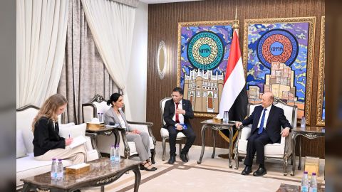 رئيس مجلس القيادة يشيد بالجهود البريطانية لحشد دعم دولي للشعب اليمني