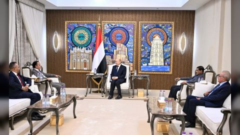 رئيس مجلس القيادة يشيد بالتطور الذي تشهده العلاقات اليمنية الموريتانية