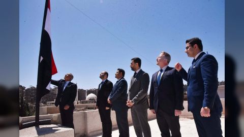 رفع العلم في سارية السفارة اليمنية في دمشق ايذانا بإعادة افتتاحها ومزاولة مهامها