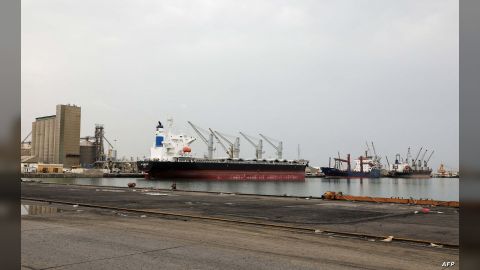 مليشيا الحوثي تحتجز سفن وقود راسية في ميناء رأس عيسى غربي اليمن