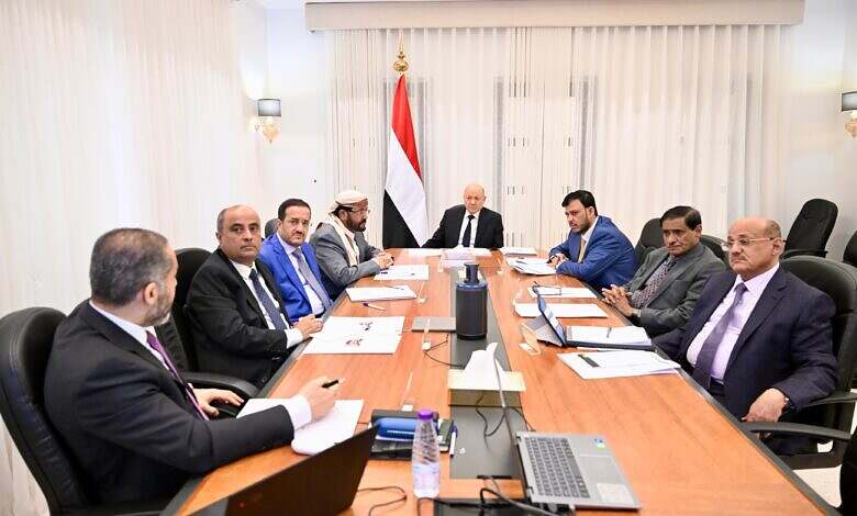 مجلس القيادة الرئاسي يجتمع برئيس مجلس الوزراء ويواصل مناقشة الأوضاع الاقتصادية والخدمية