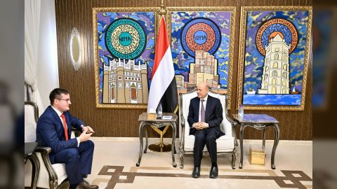 رئيس مجلس القيادة يشيد بالموقف الروسي الثابت الى جانب الشعب اليمني وشرعيته الدستورية