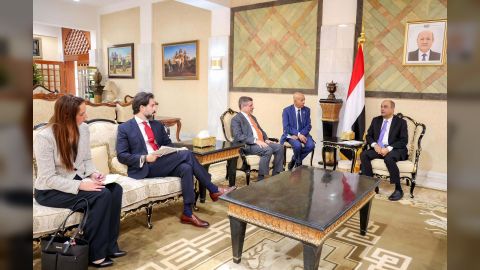 رئيس الوزراء يناقش مع السفير الأمريكي العلاقات الثنائية والقضايا ذات الاهتمام المشترك