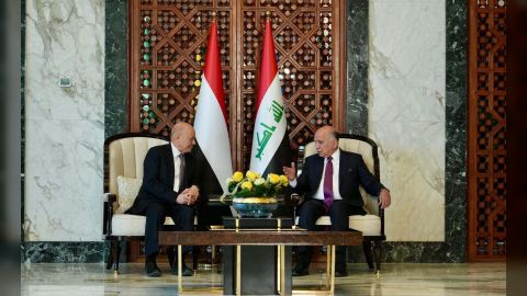 رئيس مجلس القيادة يصل بغداد للمشاركة في اعمال القمتين العربيتين العادية والتنموية