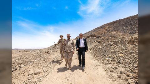 الإرياني وبن عزيز يزوران المنطقة العسكرية السابعة ويتفقدان الأبطال في المواقع المتقدمة