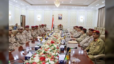 وزير الدفاع ورئيس الأركان يجتمعان بقيادة المنطقة الرابعة ومحاورها